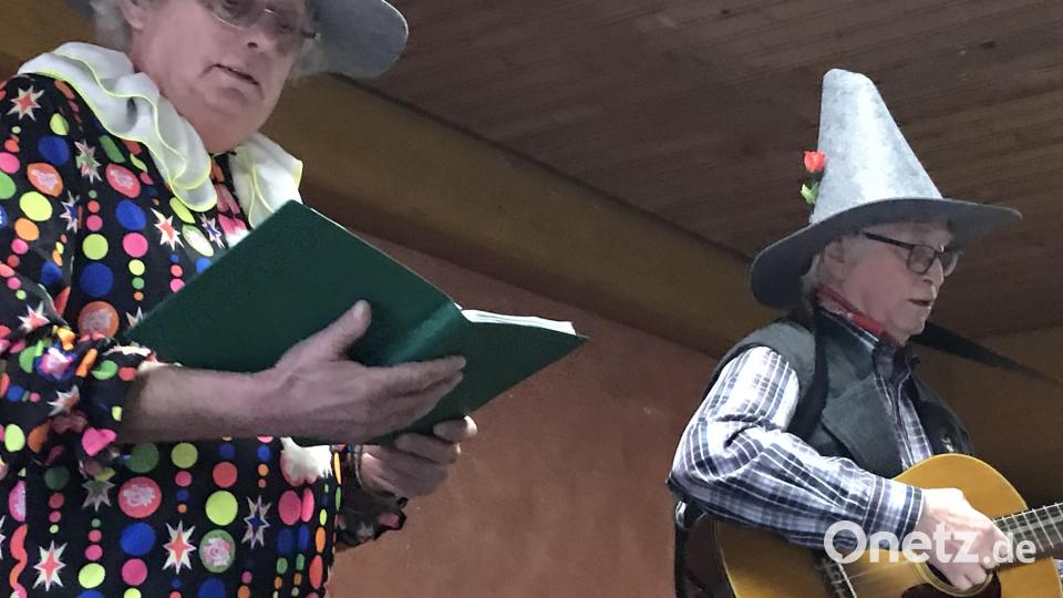 Erich Freisinger (li.) und PFarrer Heindl überraschten mit Witzen und Gesang. Bild: mma