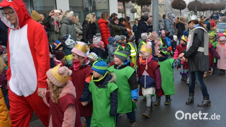 Ein bunter Kindergaudiwurm schlängelte sich am Mittwochvormittag durch die Stadt. Die Zuschauer klatschten begeistert Beifall und erwiderten die &quot;Vohenstrauß Helau&quot;-Rufe der Kinder, die sich in einfallsreichen Kostümierungen präsentierten. Bild: dob