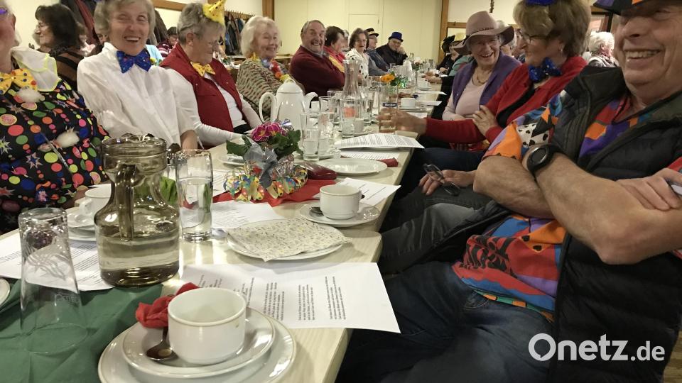 Die Hahnbacher Senioren amüsierten sich köstlich beim Seniorenfasching im Rittersaal. Bild: mma