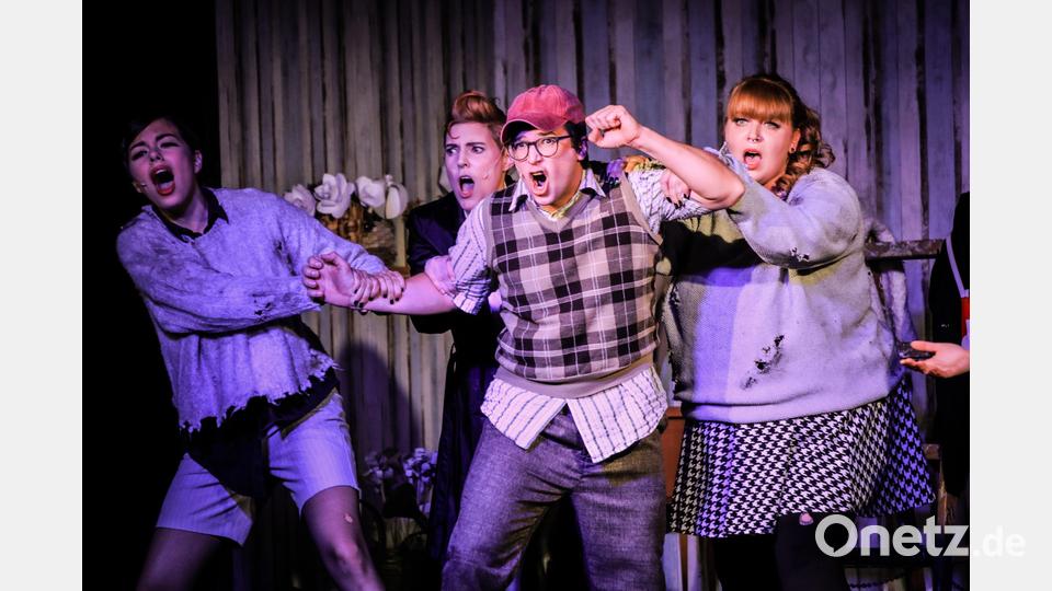 Florian Wein (Mitte) als Seymour versucht der „Skid Row“ endlich zu entkommen. Bild: Freya Fehse/exb