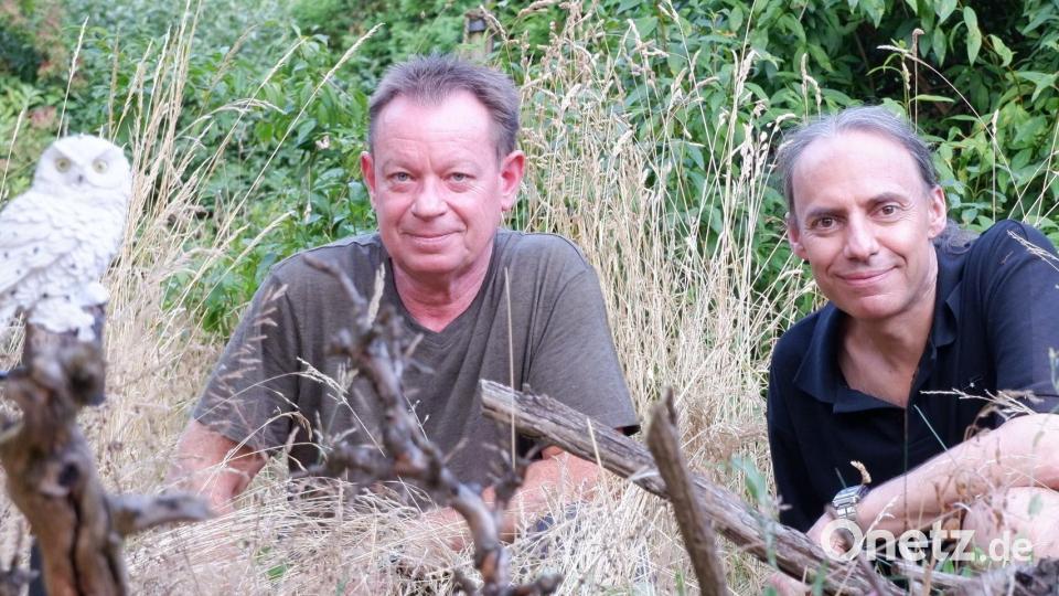 Die &quot;X-Mix-Music&quot;-Produzenten Erich Batek (links) und Reinhold Gnan (rechts) mit Uhu &quot;Graf Ulrich&quot; aus &quot;Murcas Muracus&quot; Bild: X-Mix-Music GbR/exb