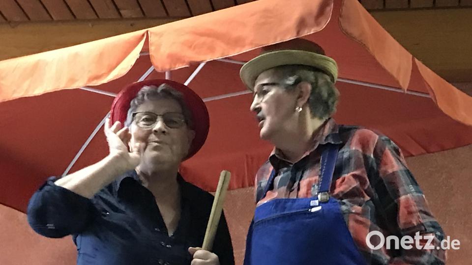 Theresia Wlach (links) und Helga Kustner lästern über ihre Nachbarn. Bild: mma