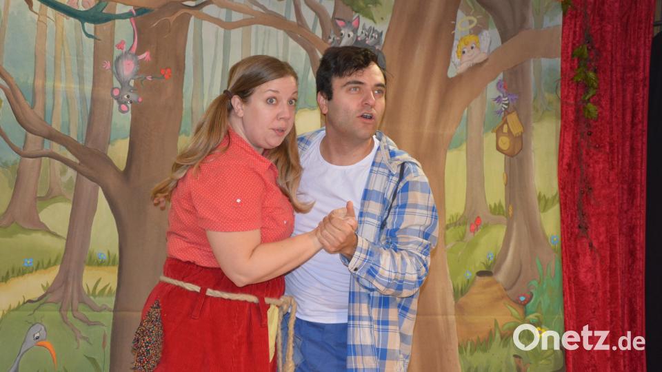 Schauspieler der Kölner Opernkiste waren im Förderzentrum der Lebenshilfe in Mitterteich zu Gast und führten dort die Oper „Hänsel und Gretel“ in einer modernen Fassung auf. Bild: jr