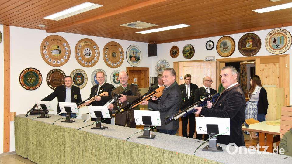Am Eröffnungsschießen beteiligen sich (von links): stellvertretender OSB-Präsidenten Diertl, Schützenmeister Reiner Hoffmann, Gauschützenmeister Werner Wendl, Bürgermeister Hermann Böhm und Michael Weiler von der Brauerei Naabeck. Bild: Reiner Hoffmann