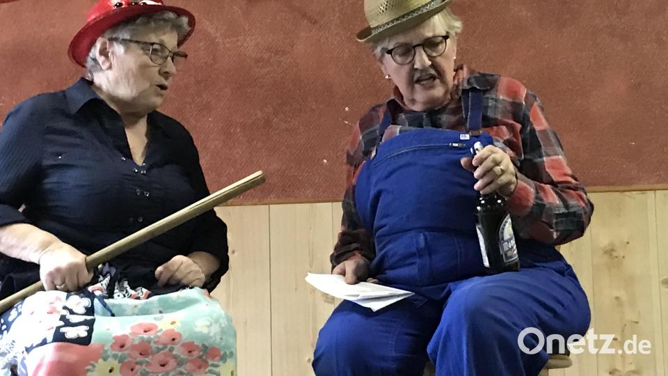 Theresia Wlach (li.) und Helga Kustner als lästernde Nachbarn. Bild: mma