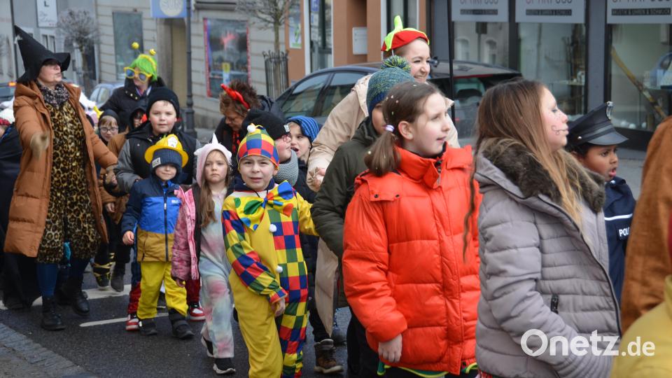 Ein bunter Kindergaudiwurm schlängelte sich am Mittwochvormittag durch die Stadt. Die Zuschauer klatschten begeistert Beifall und erwiderten die &quot;Vohenstrauß Helau&quot;-Rufe der Kinder, die sich in einfallsreichen Kostümierungen präsentierten. Bild: dob