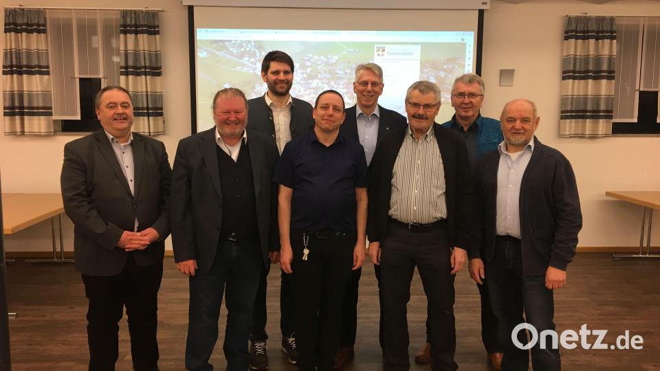 Bürgermeister Peter Dotzler (von links), Vorstand Lothar Neuberger, Landwirt Sebastian Kraus, Vorstand Thomas Ritschel, Aufsichtsratsvorsitzender Hans Bäumler, Vorstandsvorsitzender Norbert Arnold und die Aufsichtsräte Reinhold Kohl und Hartmut Barth. Bild: upl