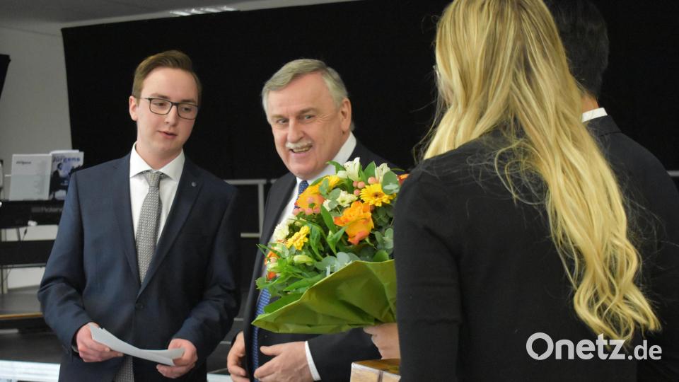 Auch vom Team der Schülermitverantwortung wurde Schulleiter Albert Bauer vom Stiftland-Gymnasium gebührend verabschiedet. Bild: lue
