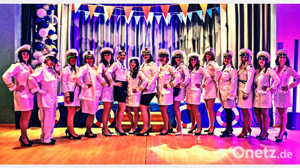 Einmal die gesamte Crew an Stewardessen. Bild: R. Kreuzer