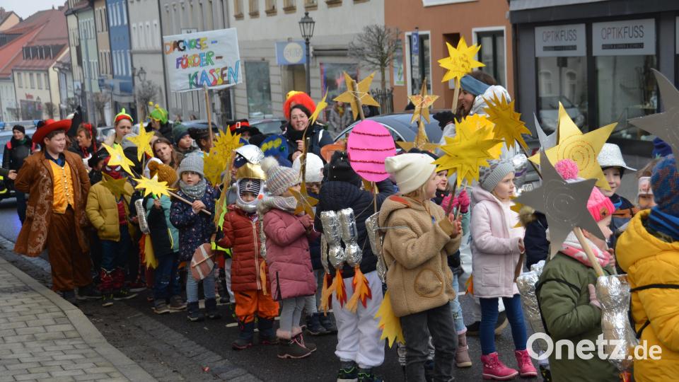 Ein bunter Kindergaudiwurm schlängelte sich am Mittwochvormittag durch die Stadt. Die Zuschauer klatschten begeistert Beifall und erwiderten die &quot;Vohenstrauß Helau&quot;-Rufe der Kinder, die sich in einfallsreichen Kostümierungen präsentierten. Bild: dob