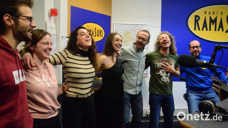 Während die Hörer draußen an den Radios &quot;Weihnachten daham&quot; gleich zweimal hintereinander hören, schunkeln das Radio Ramasuri-Team und Thomas &quot;Domml&quot; Wöhrl (Zweiter von rechts) von den Troglauern im Studio kräftig mit. Franz Hüttner (links) hat das Video zum Song gestaltet. Bild: Kunz