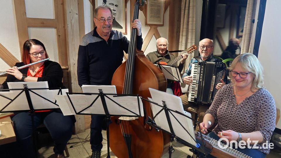 Die Präsentation der Chronik des Volks- und Gebirgstrachtenvereins „Stamm“ Friedenfels bereicherte die Friedenfelser Stubnmusi mit (von links) Monika Schraml, Karl Käß, Bernhard Schaumberger, Reinhard Schwarz und Petra Bannert. Bild: bsc