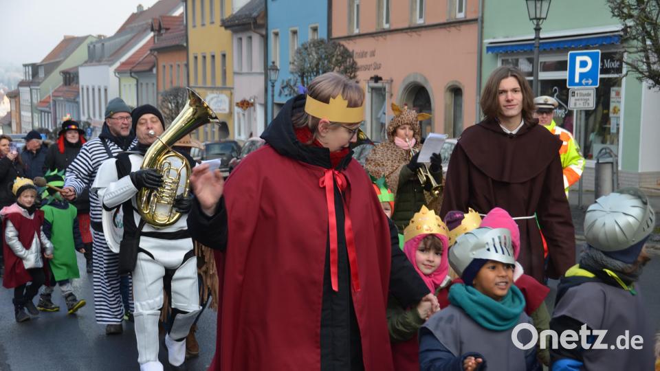 Ein bunter Kindergaudiwurm schlängelte sich am Mittwochvormittag durch die Stadt. Die Zuschauer klatschten begeistert Beifall und erwiderten die &quot;Vohenstrauß Helau&quot;-Rufe der Kinder, die sich in einfallsreichen Kostümierungen präsentierten. Bild: dob