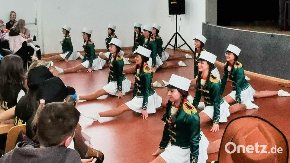 Einer der vielen Höhepunkte ist der Tanzauftritt der Garde-Mädchen der AWO-Tanzgruppe &quot;Grün-Weiß&quot;. Bild: gz