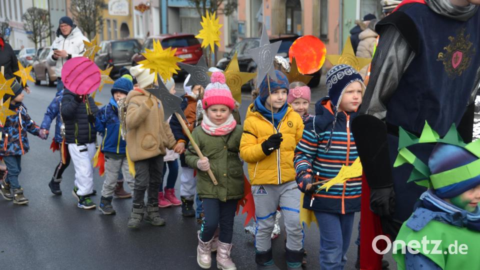 Ein bunter Kindergaudiwurm schlängelte sich am Mittwochvormittag durch die Stadt. Die Zuschauer klatschten begeistert Beifall und erwiderten die &quot;Vohenstrauß Helau&quot;-Rufe der Kinder, die sich in einfallsreichen Kostümierungen präsentierten. Bild: dob