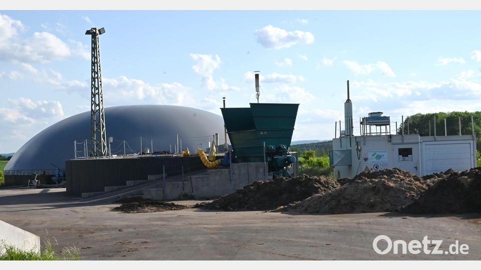 Die Biogasanlage von Sebastian Kraus soll erweitert werden, um das Nahwärmenetz Gebenbach-Atzmannsricht mit Heißwasser zu versorgen. Bild: gf