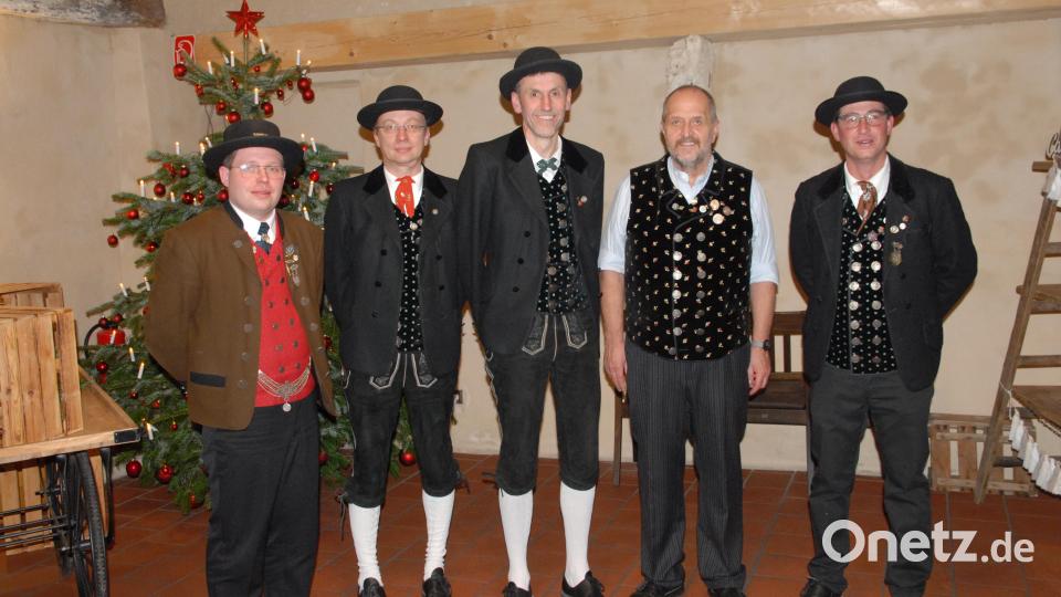 Für besondere Verdienste werden Josef Fleischmann und Günter Rudolf ausgezeichnet. Mit dabei (von links): Tobias Lehner, 2. Vorsitzenden Manuel Müller und Vorsitzenden Markus Mehringer (rechts). Bild: pop