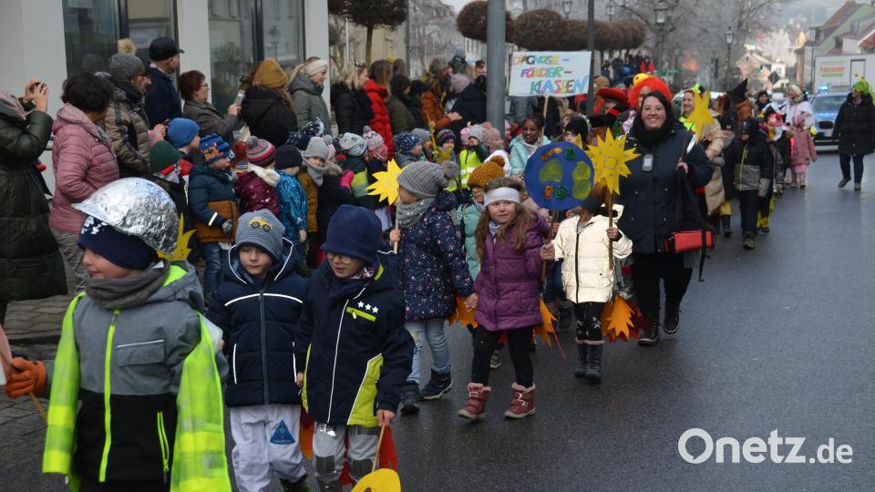 Ein bunter Kindergaudiwurm schlängelte sich am Mittwochvormittag durch die Stadt. Die Zuschauer klatschten begeistert Beifall und erwiderten die &quot;Vohenstrauß Helau&quot;-Rufe der Kinder, die sich in einfallsreichen Kostümierungen präsentierten. Bild: dob