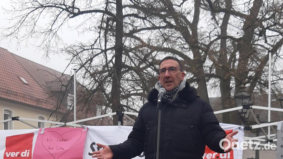 Sinan Öztürk hielt beim Streik eine Rede. Bild: Kathrin Birner/Nico Riebl /exb