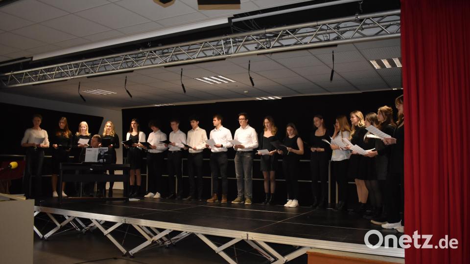 Der Oberstufenchor sang zum Festakt zur Verabschiedung in den Ruhestand von Albert Bauer, Schulleiter des Stiftland-Gymnasiums. Bild: lue