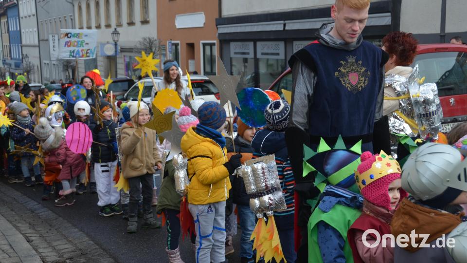 Ein bunter Kindergaudiwurm schlängelte sich am Mittwochvormittag durch die Stadt. Die Zuschauer klatschten begeistert Beifall und erwiderten die &quot;Vohenstrauß Helau&quot;-Rufe der Kinder, die sich in einfallsreichen Kostümierungen präsentierten. Bild: dob