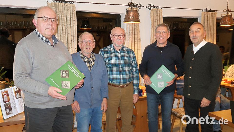 Die beiden ersten Exemplare der von Werner Härtl (rechts) verfassten Chronik erhielten Josef Schmid (links) vom Patenverein und Bürgermeister Oskar Schuster (Zweiter von rechts). Meinhard Rückerl (Zweiter von links) und der Leiter der Stubnmusi, Reinhard Schwarz (Dritter von links), dankten Werner Härtl für die Erstellung der Chronik. Bild: bsc