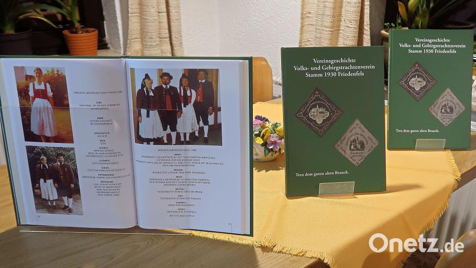 90 Seiten umfasst die Chronik des Volks- und Gebirgstrachtenvereins „Stamm“ Friedenfels. Bild: bsc