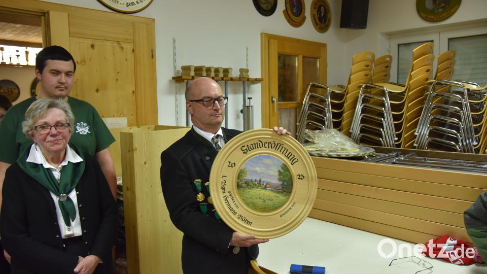 2. Schützenmeister Markus Gebhard präsentiert die Einweihungsscheibe Bild: Reiner Hoffmann