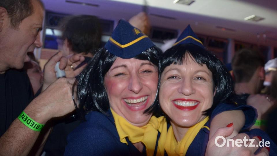 Auch gut gelaunte Stewardessen bevölkern den Sportlerball in Rieden. Bild:  Grögötz Weißbir/exb