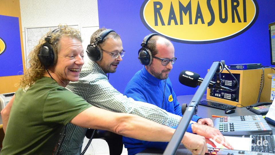 Achtung, fertig, los! Thomas &quot;Domml&quot; Wöhrl von den Troglauern, stellvertretender Programmleiter Dieter Bleisteiner und Moderator Markus Pleyer (von links) drücken gemeinsam den Startknopf für die Premiere des gemeinsamen Christmas-Songs &quot;Weihnachten daham&quot;. Bild: Kunz