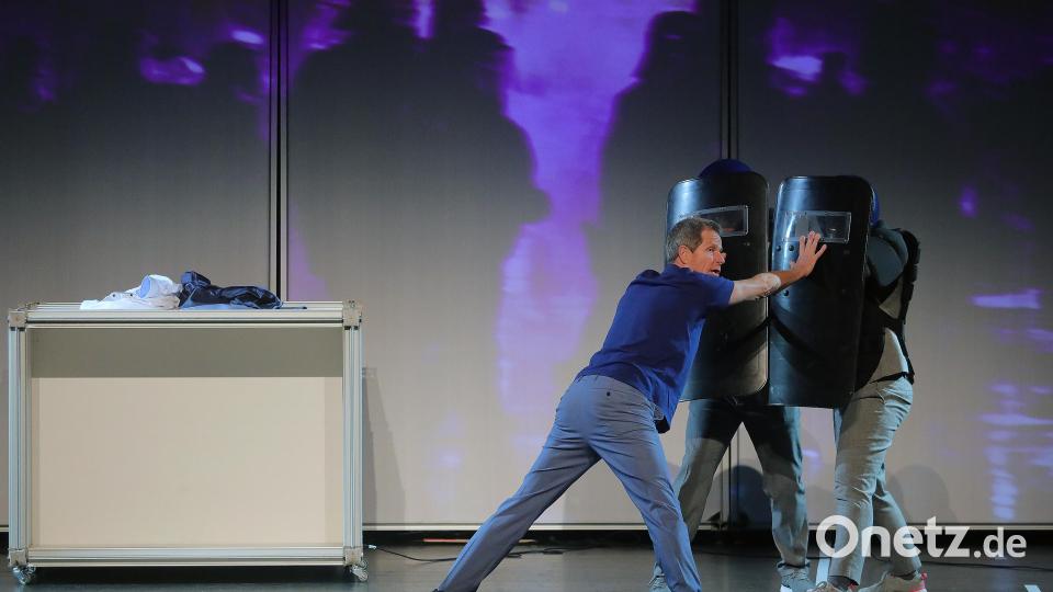 Es geht um Widerstand im "Apokalypse Resistance Training" im Amberger Stadttheater. Davon erzählen die drei Schauspieler des Theaters Grüne Soße aus Frankfurt. Bild: Wolfgang Steinbacher