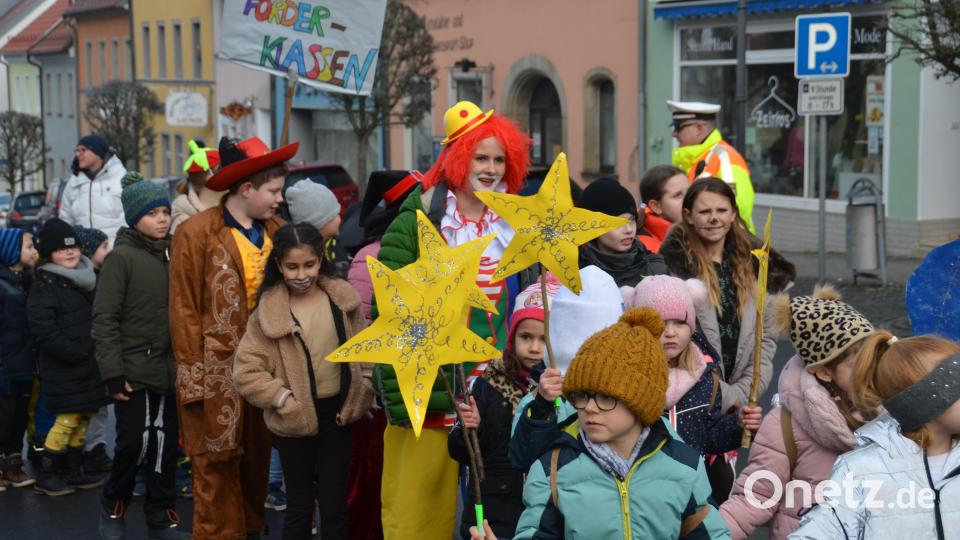 Ein bunter Kindergaudiwurm schlängelte sich am Mittwochvormittag durch die Stadt. Die Zuschauer klatschten begeistert Beifall und erwiderten die &quot;Vohenstrauß Helau&quot;-Rufe der Kinder, die sich in einfallsreichen Kostümierungen präsentierten. Bild: dob