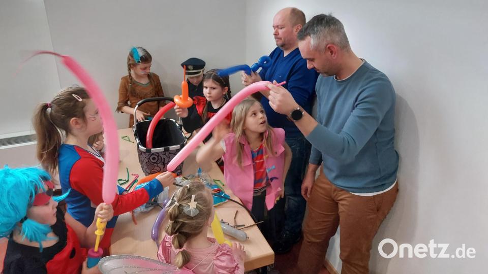 Alle Hände voll zu tun haben Markus Brenner und Christoph Bauer beim Modellieren von vielfältigen Ballon-Figuren. Bild: gz