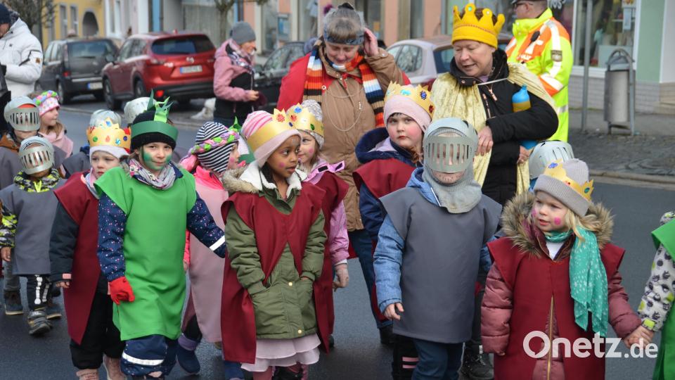 Ein bunter Kindergaudiwurm schlängelte sich am Mittwochvormittag durch die Stadt. Die Zuschauer klatschten begeistert Beifall und erwiderten die &quot;Vohenstrauß Helau&quot;-Rufe der Kinder, die sich in einfallsreichen Kostümierungen präsentierten. Bild: dob
