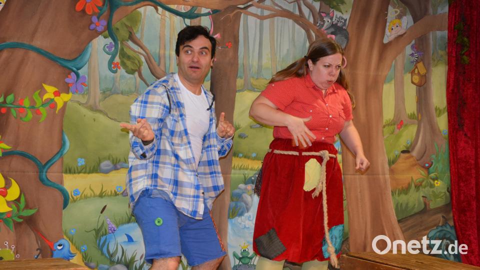 Schauspieler der Kölner Opernkiste waren im Förderzentrum der Lebenshilfe in Mitterteich zu Gast und führten dort die Oper „Hänsel und Gretel“ in einer modernen Fassung auf. Bild: jr