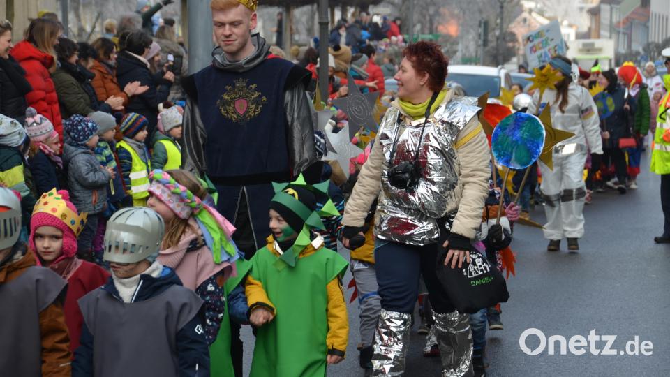 Ein bunter Kindergaudiwurm schlängelte sich am Mittwochvormittag durch die Stadt. Die Zuschauer klatschten begeistert Beifall und erwiderten die &quot;Vohenstrauß Helau&quot;-Rufe der Kinder, die sich in einfallsreichen Kostümierungen präsentierten. Bild: dob