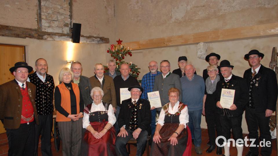 Der Trachtenverein Schmidmühlen ehrt langjährige Mitglieder. Ihnen gratulieren Vorsitzender Markus Mehringer (rechts) und Tobias Lehner (links) als Vertreter des Trachtengaus. Bild: pop