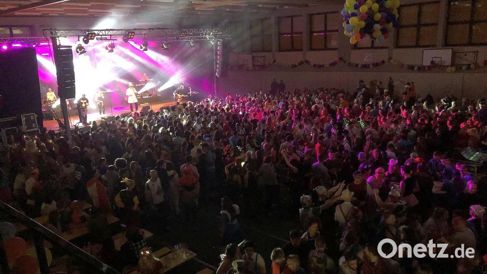 Rund 1500 Feierwütige machten sich auf den Weg nach Wiesau, um mit dem HCL endlich wieder den Superfasching in der Dreifachturnhalle feiern zu können. Für Stimmung während des Abends sorgte die Party-Band &quot;Surprise&quot; aus dem Landkreis Kulmbach. Bild: wro