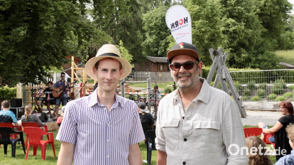 Hannes´ unter sich: MiVoh-Hannes und Ringlstetter Hannes beim &quot;Markt der Macher&quot; im Geschichtspark Bärnau. Bild: Dominik Schelter/exb