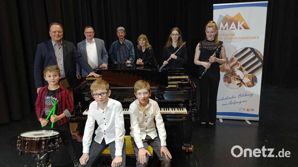 Die erfolgreichen Teilnehmer des Regionalwettbewerbs „Jugend musiziert“, zusammen mit ihren Lehrkräften: Vorne von links Jonathan Voit, Christian und Julian Küspert, hinten von links Musikschulleiter Erwin Jahreis, Thomas Bartmann, Hans-Conrad Feiler, Birgitta Kurbjuhn, Miriam Weyer, Anna Haberkorn. Bild: Musikschule Marktredwitz/exb