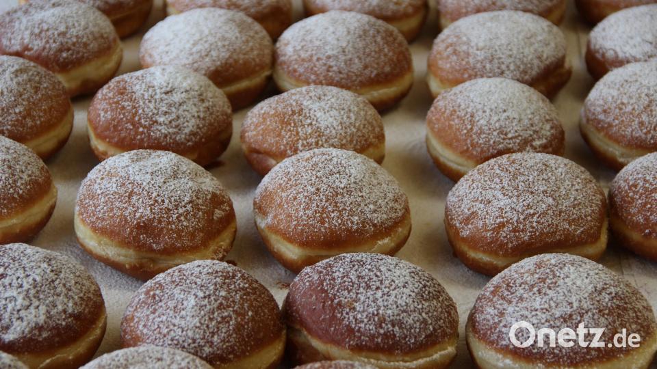 7500 Krapfen wurden von den vielen freiwilligen Helfern an zwei aufeinanderfolgenden Tagen gebacken. Der Erlös wird gespendet. Bild: lep