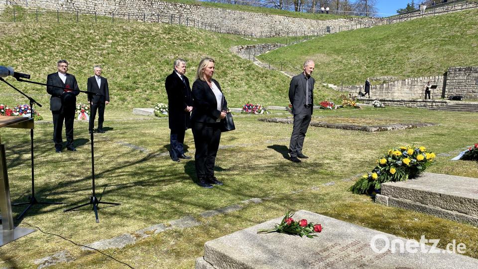 Gedenkfeier unter Ausschluss der Öffentlichkeit: Gedenkstättenleiter Jörg Skriebeleit, Bauministerin Kerstin Schreyer, MdL Karl Freller, Bürgermeister Thomas Meiler, Dekan Karlhermann Schötz (von rechts). Bild: Eichl