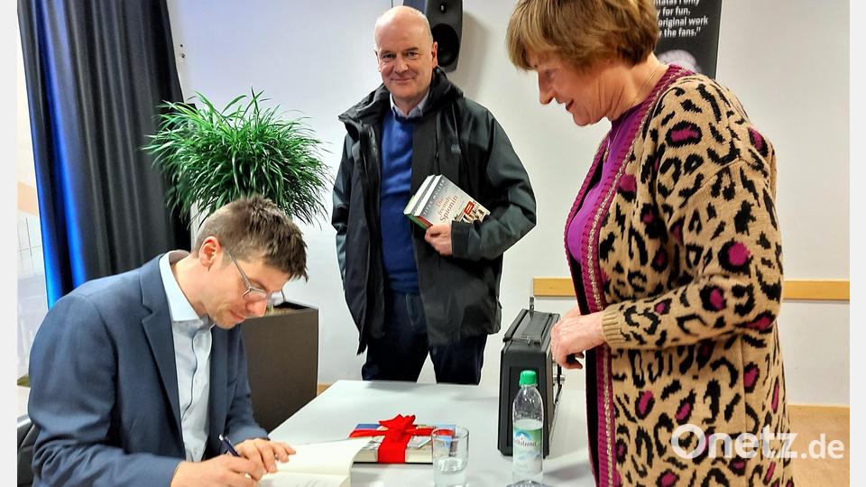 Viele Zuhörer ließen sich ihre Bücher signieren, die sie vorher am eingerichteten Büchertisch erworben hatten. Bild: lg