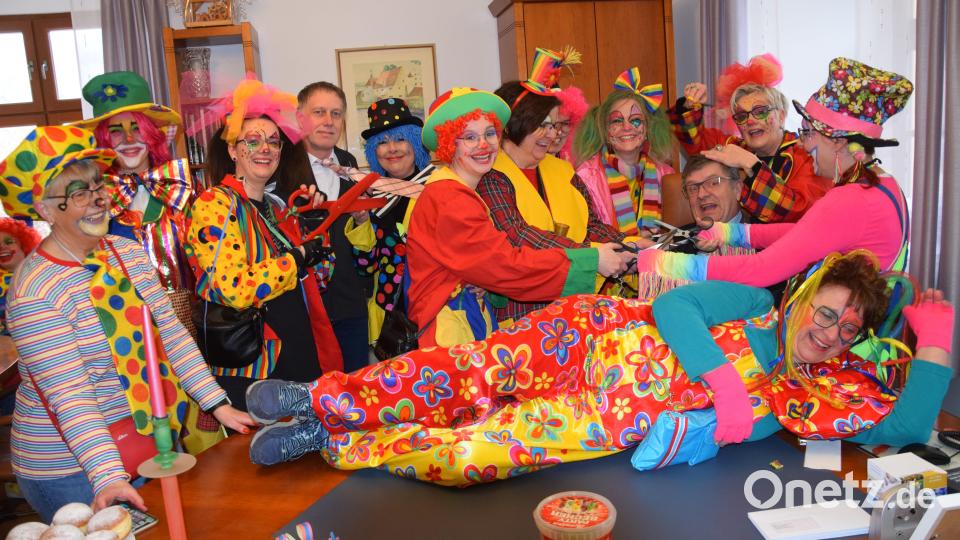 Reiche Beute machen die Damen des Faschingskomitee im Rathaus bei Bürgermeister Peter Braun und seinem Stellvertreter Matthias Huger als Verstärkung. Aber geholfen hat es nichts. Die beiden müssen sich der Übermacht der närrischen Weiber beugen. Bild: bö