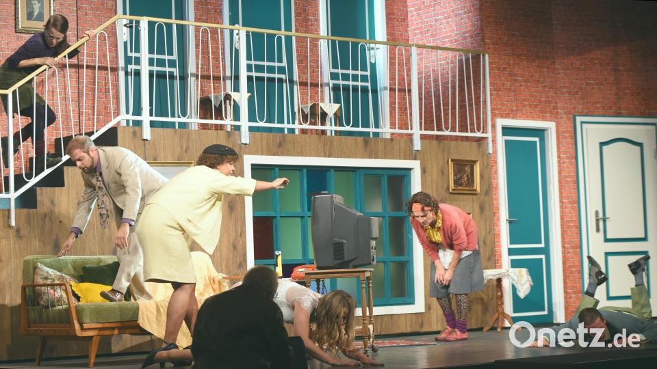 In dieser Szene hat Brooke (Barbara Trottmann, Mitte) nur ihre Kontaktlinse verloren. Der Regisseur (Reinhard Kausler, links daneben) ist schwer genervt. Dabei ist das Malheur nur eine kleine der vielen urkomischen Katastrophen der fiktiven Theaterproduktion im LTO-Stück „Der nackte Wahnsinn“. Bild: Tobias Schwarzmeier