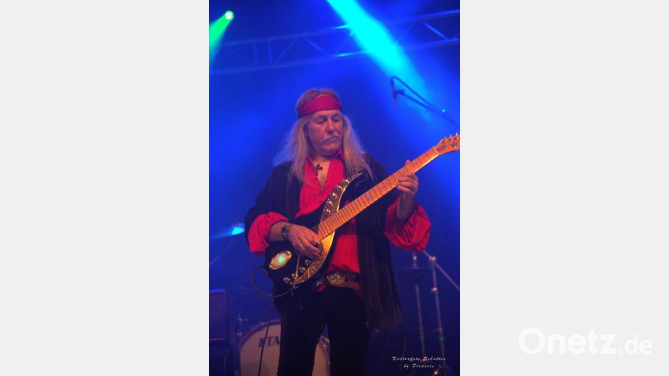 Uli Jon Roth, eine Legende und von 1973 bis 1978 Gitarrist und Songwriter der deutschen Hardrock-Band &quot;Scorpions&quot;, rührt auch harte Rocker mit seiner atemberaubenden Performance fast zu Tränen. Bild: tok