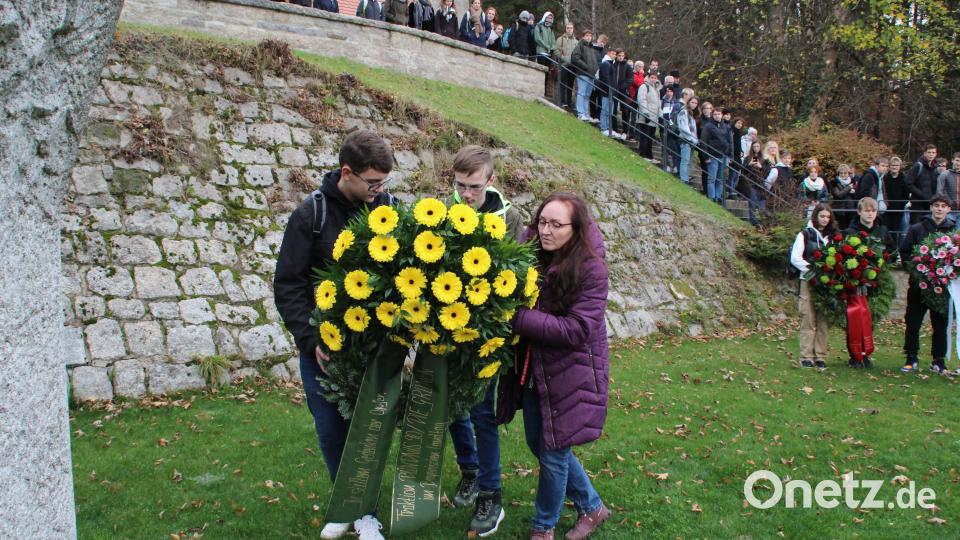 Grüne-Kreissprecherin Anne Droste (rechts) legt gemeinsam mit Schülern einen Kranz in Flossenbürg nieder. Bild: Paul Hummer/DGB-Jugend/exb