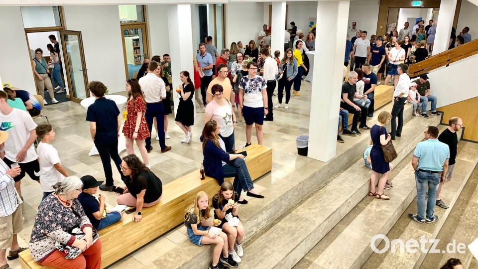 Am Nachmittag tummeln sich viele Besucher im Schulgebäude. Bild: Gabi Schönberger