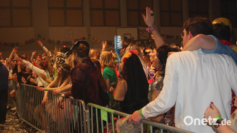 HCL-Superfasching in der Dreifachturnhalle in Wiesau Bild: wro