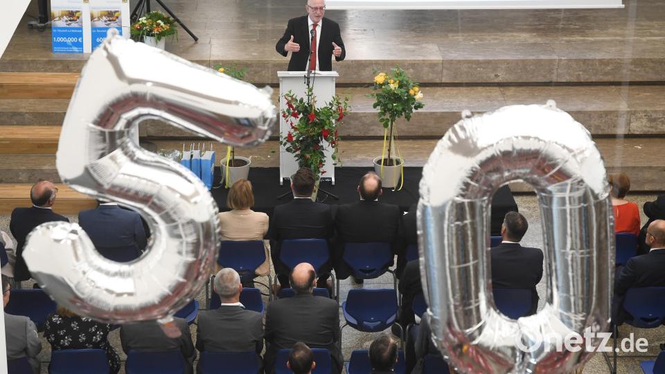 Das Gymnasium Neustadt/WN feiert 50. Geburtstag. Direktor Anton Hochberg begrüßt die vielen geladenen Gäste. Bild: Gabi Schönberger